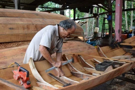 Làng nghề đóng xuồng, ghe trăm tuổi ở Đồng Tháp gặp khó khăn do dịch