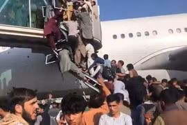 Sốc với cảnh dân Afghanistan chen nhau bám càng máy bay rời khỏi Kabul