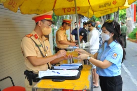 Chương trình “Hà Nội nghĩa tình: Tấm lòng áo xanh-Ly nước gửi anh”