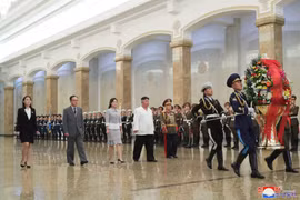 Nhà lãnh đạo Triều Tiên cùng phu nhân viếng cung Thái Dương 