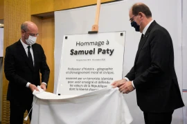 Pháp tưởng niệm vụ thầy giáo bị sát hại vì tranh biếm họa nhà tiên tri