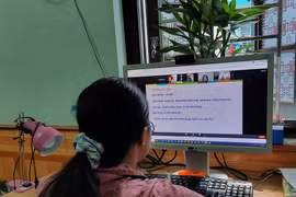 [Video] Tạm dừng đến trường, phụ huynh băn khoăn về thi học kỳ online