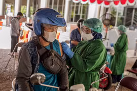 Các nước ASEAN tăng tốc tiêm chủng vaccine COVID-19 cho người dân