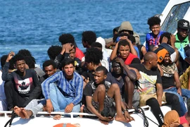 Khoảng 100 người di cư tới châu Âu được giải cứu ngoài khơi Libya