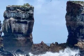 Vòm đá nổi tiếng thế giới Darwin's Arch sụp đổ do bị xói mòn