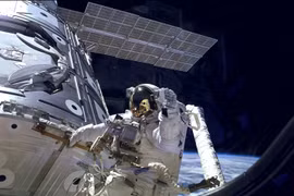 Hai phi hành gia đi bộ ngoài không gian để thay tấm pin cho ISS