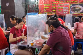 Số ca mắc COVID-19 tiếp tục tăng nhanh tại Thái Lan và Philippines