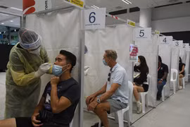 Nhân viên y tế lấy mẫu xét nghiệm COVID-19 cho người dân tại Singapore ngày 27/2/2021. (Ảnh: THX/TTXVN)