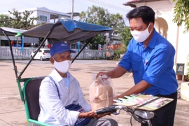 Gần 8.000 người bán vé số tại Trà Vinh được nhận tiền hỗ trợ