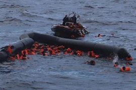 Phát hiện một con thuyền bị đắm cùng với 10 thi thể ngoài khơi Libya