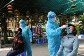 Đại diện các hộ gia đình ở thành phố Cao Lãnh được lấy mẫu xét nghiệm sàng lọc SARS-CoV-2 trong sáng 28/8. (Ảnh: Chương Đài/TTXVN) 19.223.460