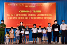 Him Lam Land hỗ trợ các gia đình, trẻ em có hoàn cảnh khó khăn do dịch