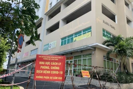 Lối vào block A1, chung cư Sunview Town (phường Hiệp Bình Phước, Thành phố Thủ Đức) đã được rào chắn, cấm ra vào. (Ảnh: Đinh Hằng/TTXVN)