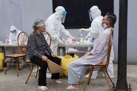 Hưng Yên ghi nhận thêm 5 trường hợp dương tính, một là nhân viên y tế