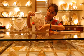 Giá vàng thế giới phiên 15/11 chạm mức cao nhất trong 5 tháng