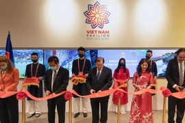 Ban Tổ chức Việt Nam và khách mời cắt băng khai trương Nhà triển lãm Việt Nam. (Ảnh: TTXVN phát)