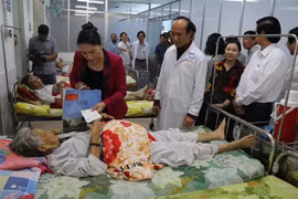 Chủ tịch Quốc hội Nguyễn Thị Kim Ngân chúc Tết và tặng quà các bệnh nhân tại Bệnh viện Đa khoa Trung tâm tỉnh Tiền Giang. (Ảnh : Minh Trí/TTXVN)