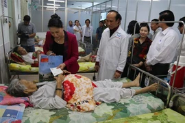 Chủ tịch Quốc hội Nguyễn Thị Kim Ngân chúc Tết và tặng quà các bệnh nhân tại Bệnh viện Đa khoa Trung tâm tỉnh Tiền Giang. (Ảnh : Minh Trí/TTXVN)