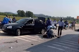 Hai nữ sinh đi xe máy tử vong sau khi va chạm với xe khách