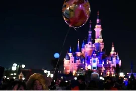 Công viên giải trí Disneyland Thượng Hải cấm du khách mang theo thức ăn có mùi nồng. (Nguồn: AFP)