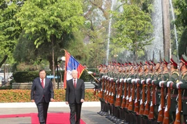 Tổng Bí thư, Chủ tịch nước Lào Bounnhang Vorachith và Tổng Bí thư, Chủ tịch nước Nguyễn Phú Trọng duyệt đội danh dự Quân đội nhân dân Lào tại lễ đón chính thức. (Ảnh: Trí Dũng/TTXVN) 