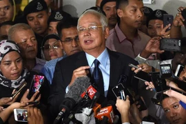 Cựu Thủ tướng Malaysia Najib Razak (giữa) tại tòa án ở Kuala Lumpur ngày 20/9/2018. (Ảnh: AFP/TTXVN)