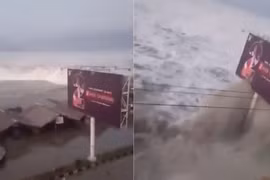 Sóng thần ập vào thành phố Palu, đảo Sulawesi, Indonesia sau động đất ngày 28/9/2018. (Ảnh: Twitter/Ramadhani Eko P/TTXVN) 