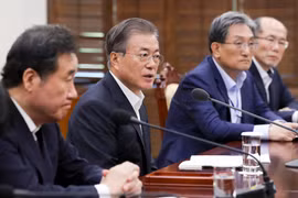 Tổng thống Hàn Quốc Moon Jae-in chủ trì cuộc họp Hội đồng An ninh quốc gia về quyết định chấm dứt GSOMIA với Nhật Bản. (Ảnh: YONHAP/TTXVN)