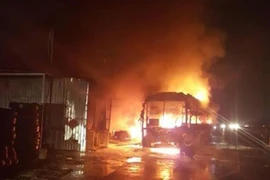 [Video] Xe khách giường nằm cháy trơ khung sắt trên Quốc lộ 1A