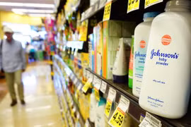 Phấn rôm trẻ em Johnson & Johnson bày bán tại một siêu thị ở Alhambra, California, Mỹ ngày 22/8/2017. (Ảnh: AFP/TTXVN)