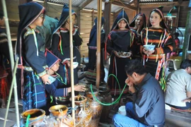 Các nghi thức tại lễ phục dựng cúng bến nước. (Ảnh: Hoài Nam/TTXVN)
