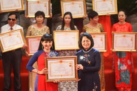 Phó Chủ tịch nước Đặng Thị Ngọc Thịnh trao danh hiệu Nghệ sĩ ưu tú cho các nghệ sỹ ngày 29/8/2019. (Ảnh: Thanh Tùng/TTXVN)
