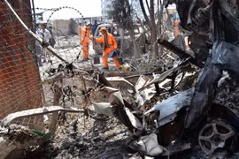 Lực lượng chức năng Afghanistan làm nhiệm vụ tại hiện trường một vụ đánh bom ở Kabul ngày 29/7/2019. (Ảnh: AFP/TTXVN)