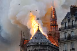Khói lửa bốc ngùn ngụt tại hiện trường vụ cháy Nhà thờ Đức Bà Paris ngày 15/4/2019. (Ảnh: AFP/TTXVN)
