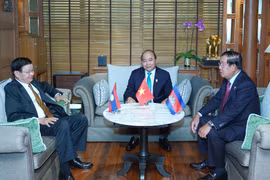 Thủ tướng Nguyễn Xuân Phúc gặp Thủ tướng Lào Thongloun Sisoulith, Thủ tướng Campuchia Samdech Techo Hun Sen. (Ảnh: Thống Nhất/TTXVN)
