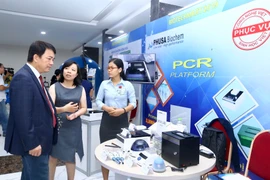 Đại biểu tham quan các gian hàng trưng bày sản phẩm về công nghệ sinh học tại Hội chợ. (Ảnh: Minh Quyết/TTXVN)