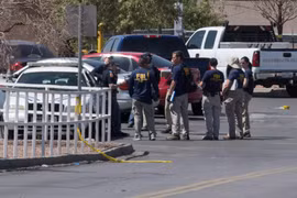 Cảnh sát điều tra tại hiện trường vụ xả súng ở El Paso, bang Texas, Mỹ, ngày 4/8/2019. (Ảnh: AFP/ TTXVN)