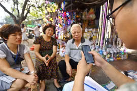 Cán bộ điều tra viên đến điều tra dân số tại hộ gia đình ở Hoàn Kiếm, Hà Nội. (Ảnh: Minh Quyết/TTXVN)