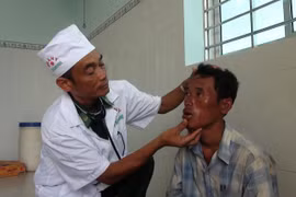 Nhân viên quân y Đồn Biên phòng Cửa Đại chăm sóc ngư dân gặp nạn. (Ảnh: Trần Thị Thu Hiền/TTXVN)