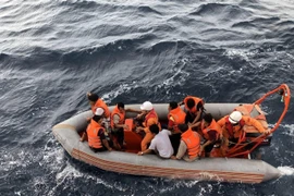 Các lực lượng chức năng tham gia cứu nạn một tàu cá và ngư dân mất tích. Ảnh minh họa. (Ảnh: Hoàng Ngọc/TTXVN)