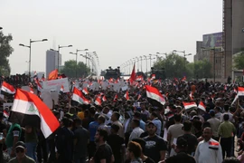Người dân Iraq tuần hành tại thủ đô Baghdad ngày 1/10/2019. (Ảnh: THX/TTXVN)