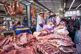Người dân mua thực phẩm tại chợ ở Moskva, Nga ngày 16/1/2018. (Ảnh: AFP/TTXVN) 