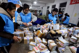 Công nhân đóng gói hàng hóa tại một công ty chuyển phát ở tỉnh Giang Tô, miền đông Trung Quốc ngày 12/12/2018. (Ảnh: THX/TTXVN)