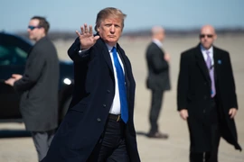 Tổng thống Mỹ Donald Trump (giữa) tại căn cứ không quân Andrews ở Maryland, chuẩn bị khởi hành tới Hà Nội, Việt Nam ngày 25/2/2019. (Ảnh: AFP/TTXVN)