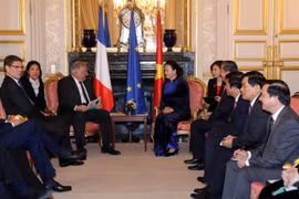 Chủ tịch Quốc hội Nguyễn Thị Kim Ngân hội kiến Chủ tịch Thượng viện CH Pháp Gerard Larcher. (Ảnh: Trọng Đức/TTXVN)