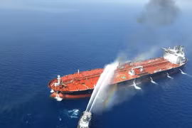 Tàu của hải quân Iran nỗ lực khống chế đám cháy trên tàu Front Altair của hãng tàu biển Frontline của Na Uy, tại Vịnh Oman ngày 13/6/2019. (Ảnh: AFP/TTXVN)