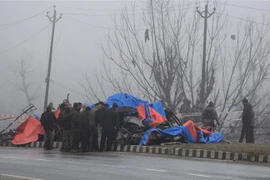 Lực lượng an ninh Iran điều tra tại hiện trường vụ tấn công liều chết ở Lethpora, Pulwama, cách Srinagar 27km về phía nam, ngày 15/2/2019. (Ảnh: THX/TTXVN)