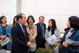 Chủ tịch Liên minh Hợp tác xã Việt Nam Nguyễn Ngọc Bảo tham quan tại hợp tác xã nông nghiệp tại tỉnh Ibaraki, Nhật Bản. (Ảnh: Thành Hữu/TTXVN)