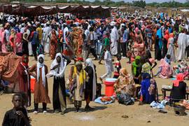 Người tị nạn xếp hàng nhận lương thực cứu trợ tại bang Darfur, Sudan ngày 9/10/2019. (Ảnh: AFP/TTXN)
