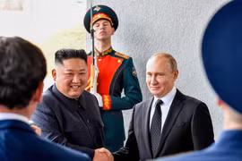 Tổng thống Nga Vladimir Putin (phải) trong cuộc gặp nhà lãnh đạo Triều Tiên Kim Jong-un (thứ 2, trái) tại Trường Đại học Liên bang Viễn Đông ngày 25/4/2019. (Ảnh: AFP/TTXVN) 